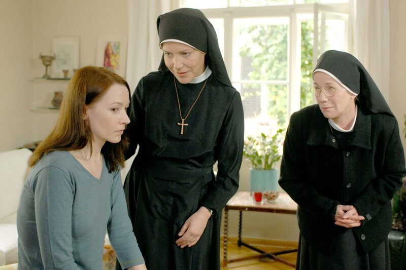Die Nonnen überbringen Renate Honold die gute Nachricht (v.li.: Heike Koslowski, Janina Hartwig, Karin Gregorek). – Bild: ORF/​Kineos/​Barbara Bauriedl