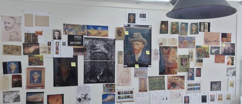 Dem Portrait von van Gogh nähern sich die Kunstdetektive auch durch Vergleiche zu anderen Portraits des Meisters. – Bild: ZDF/​Marc Pos; PosVideo