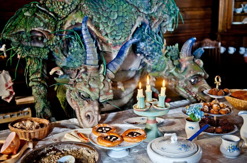 Der zweiköpfige Drache Drako kann leckerem Essen nicht widerstehen. – Bild: MDR/Petarda Production, a.s./Lenka Hatasova Der zweiköpfige Drache Drako kann leckerem Essen nicht widerstehen. – Bild: MDR/Petarda Production, a.s./Lenka Hatasova