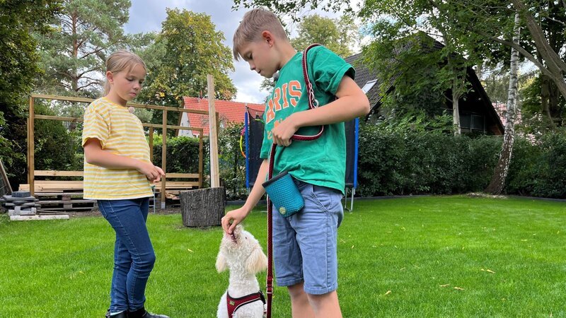 Valentin und Lorelei mit ihrem Hund Bijou im Garten – Bild: MDR/​STARSHIP FILM GmbH