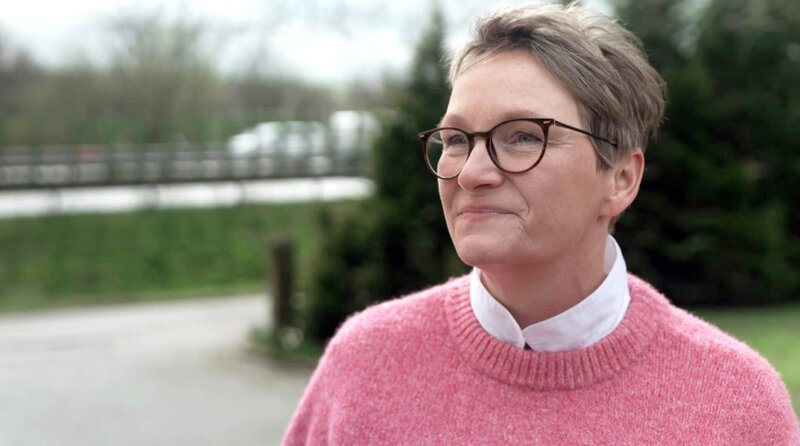 Katja Eggesieker hat sich an das Wohnen neben der Autobahn A2 nach 30 Jahren gewöhnt. – Bild: WDR