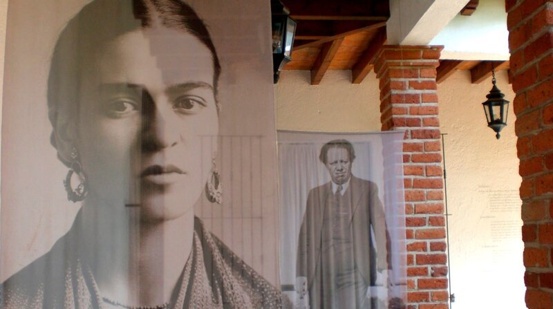 In der Casa Azul – dem Blauen Haus – in Mexiko Stadt spüren wir heute noch die Präsenz von Frida Kahlo. Hier der Blick in den Innenhof. – Bild: SWR/BR/Angelika Lizius In der Casa Azul – dem Blauen Haus – in Mexiko Stadt spüren wir heute noch die Präsenz von Frida Kahlo. Hier der Blick in den Innenhof. – Bild: SWR/BR/Angelika Lizius