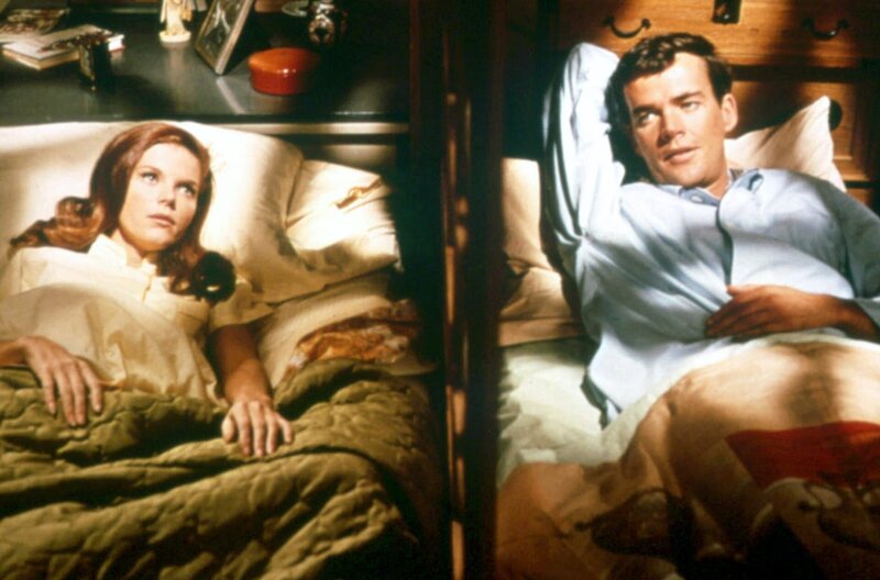 Nicht so schnell mein Junge – Bild: 1966/​renewed 1994 Columbia Pictures Industries Inc./​All rights reserved  /​ Christine (Samantha Eggers) und Steve (Jim Hutton) lernen sich als Mitbewohner näher kennen.