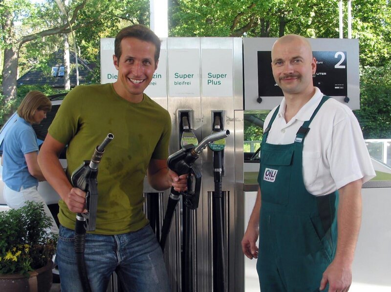 Willi und Tankwart Werner – Bild: Bayerischer Rundfunk/​megaherz GmbH