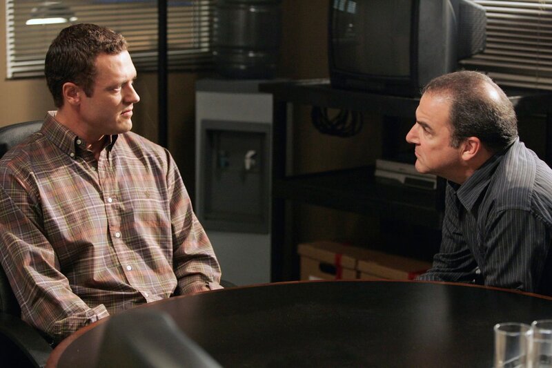 Gideon (Mandy Patinkin, r.) verhört den Mill Creek-Killer (Jason O’Mara, l.), um Hintergründe seiner Tat zu erfahren … – Bild: Touchstone Television