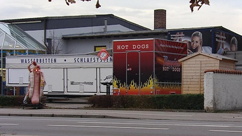 „Geisterbahn“ im Gewerbegebiet. – Bild: BR „Geisterbahn“ im Gewerbegebiet. – Bild: BR