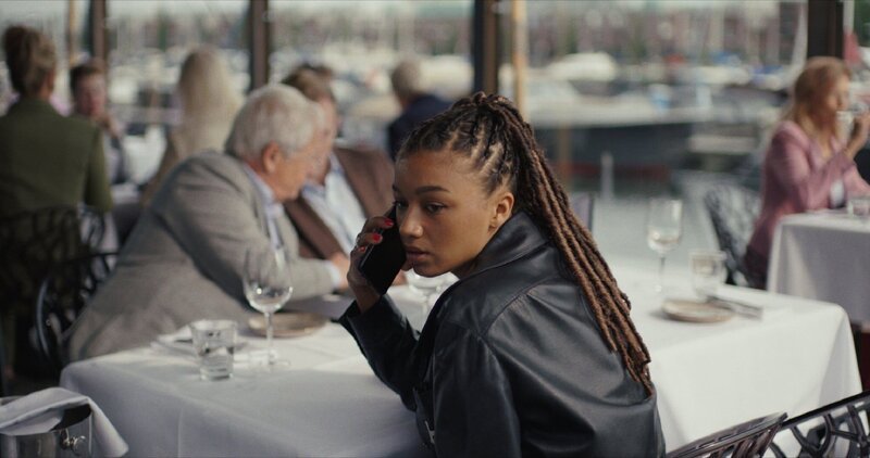 Evelien (Zoë Love Smith) ist wütend und enttäuscht, weil Momo den Geburtstag ihres Vaters vergessen hat und nicht im Restaurant erscheint. – Bild: Paramount /​ ZDF