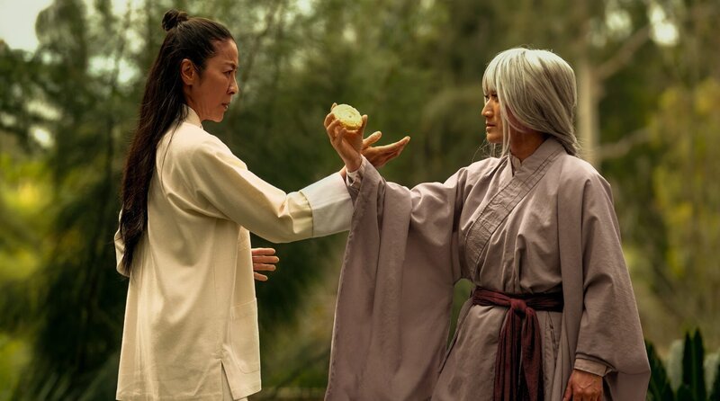 Sogar Kekse können Kung-Fu sein: Im Paralleluniversum ist Evelyn (Michelle Yeoh, li.) eine Kung-Fu-Meisterin, die durch ihre Fähigkeiten zu einer berühmten Schauspielerin wurde. – Bild: 2022 LEONINE Studios