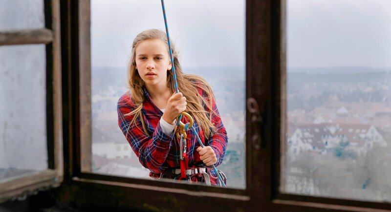 Ella Borsig (Lina Hüesker) – Bild: ORF/Sony Pictures/Tom Trambow/Blue Eyes Fiction GmbH & Co. KG/Deutsche Columbia Pictures Filmproduktion GmbH/Karibufilm GmbH/Minifilm KG/Arri Media GmbH Ella Borsig (Lina Hüesker) – Bild: ORF/Sony Pictures/Tom Trambow/Blue Eyes Fiction GmbH & Co. KG/Deutsche Columbia Pictures Filmproduktion GmbH/Karibufilm GmbH/Minifilm KG/Arri Media GmbH