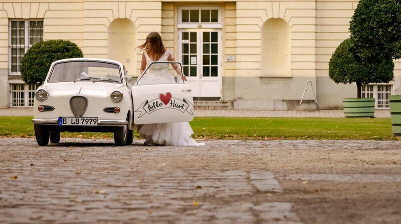 Wer ist der Richtige? Lolle (Felicitas Woll) kommen Zweifel – ausgerechnet vor dem Traualter! Sie springt ins Hochzeitsauto und fährt weg. – Bild: ARD Degeto/RBB/Real Film/Letterbox/Stefan Erhard Wer ist der Richtige? Lolle (Felicitas Woll) kommen Zweifel – ausgerechnet vor dem Traualter! Sie springt ins Hochzeitsauto und fährt weg. – Bild: ARD Degeto/RBB/Real Film/Letterbox/Stefan Erhard
