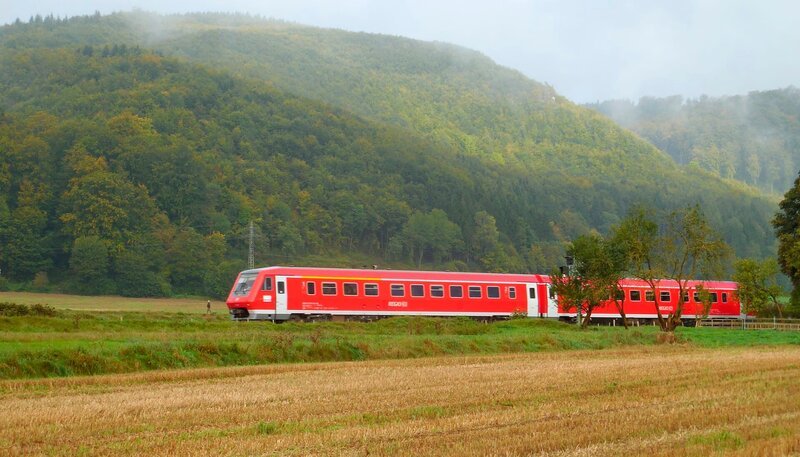 Die Strecke der Brenztalbahn verläuft malerisch über die Schwäbische Alb, ganz am südöstlichen Rand Baden-Württembergs. – Bild: SWR/​Alexander Schweitzer
