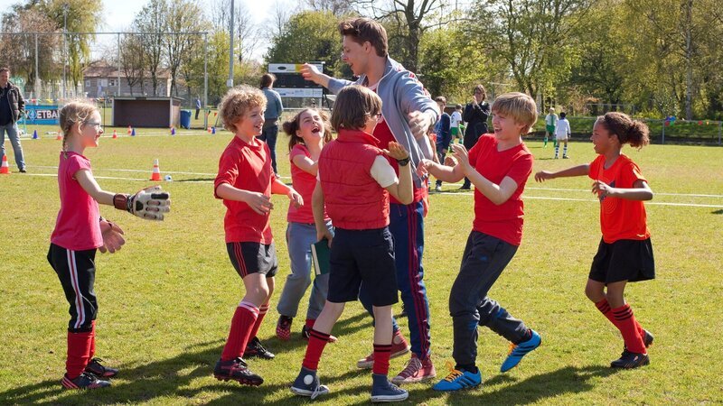 Herr Kees (Leendert de Ridder, M.) und sein Fußballteam der Klasse 6b bejubeln ihren Sieg. – Bild: ZDF / Victor Arnolds Herr Kees (Leendert de Ridder, M.) und sein Fußballteam der Klasse 6b bejubeln ihren Sieg. – Bild: ZDF / Victor Arnolds