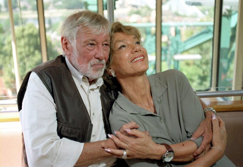 Eine alte Liebe: Paul Hermes (Dietmar Schönherr) mit seiner Studienfreundin Ilse Gieseking (Judy Winter). – Bild: ARD/​Degeto/​Anngret Plehn