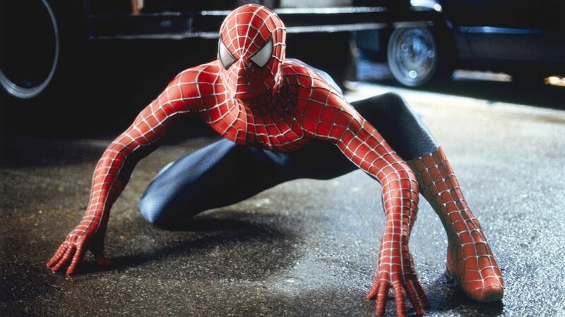Durch den Biss einer genetisch manipulierten Spinne entwickelt der schüchterne Peter Parker phantastische Superkräfte. Doch bald muss Peter schmerzlich erkennen, dass auf große Kraft auch große Verantwortung folgt. – Bild: RTLZWEI