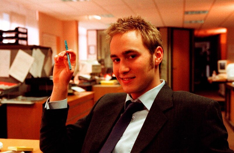 Ricky (Oliver Chris) hat seinen ersten Arbeitstag im Büro – Bild: WDR/​BBC 2002