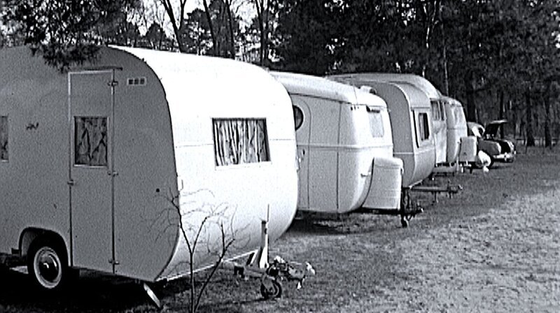 Von Fernreisen in exotische Länder über den Urlaub auf dem Bauernhof bis hin zu Strandferien an der Ostsee – jeder hat seine ganz eigenen Reiseerinnerungen. Der Film blickt zurück auf Urlaubstrends und Erlebnisse von den 1950ern bis in die 1990er Jahre, wie Camping, Kaffeefahrten, Survival-Urlaub oder Ballermann. – Camping 50er Jahre. – Bild: phoenix/​rbb/​DRA