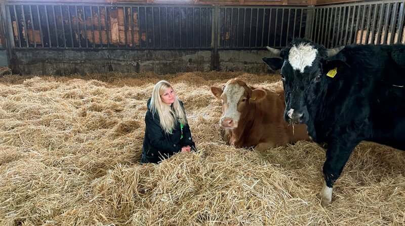 Conny Böttger (48) im Stall in Börnchen bei Glashütte mit zwei geretteten Kühen (links Bella, ihre erste gerettete Kuh und rechts Celsius, eines der jüngsten geretteten Tiere auf dem Gut) – Bild: MDR/​Volker Schmidt-Sondermann