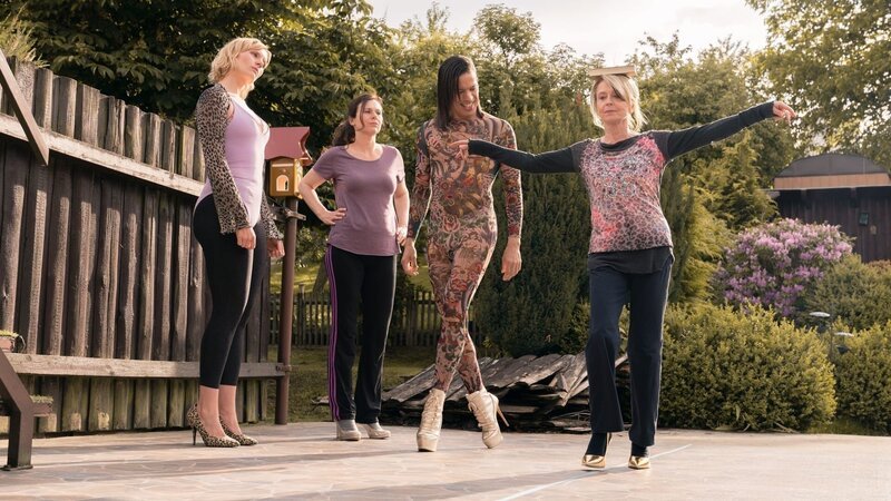 Waltraud (Gisela Schneeberger, r.), Maria (Bettina Mittendorfer, 2.v.l.) und Lena (Rosalie Thomass, l.) bereiten sich eifrig auf ihren großen Tanzauftritt vor und bekommen dabei Unterstützung von niemand Geringerem als dem Jurymitglied Jorge González (M.) persönlich. – Bild: ZDF und Marc Reimann Waltraud (Gisela Schneeberger, r.), Maria (Bettina Mittendorfer, 2.v.l.) und Lena (Rosalie Thomass, l.) bereiten sich eifrig auf ihren großen Tanzauftritt vor und bekommen dabei Unterstützung von niemand Geringerem als dem Jurymitglied Jorge González (M.) persönlich. – Bild: ZDF und Marc Reimann