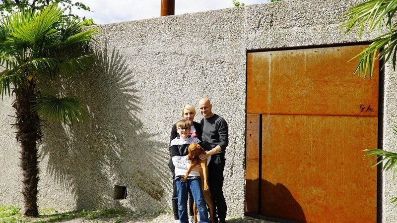 Familie Meuron vor Ihrem Haus in der Schweiz – Bild: TVNOW /​ Windfall Films