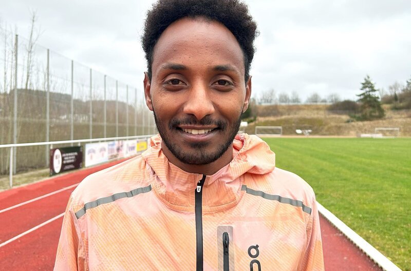 Bei seiner Flucht aus Eritrea lief Samuel Fitwi hunderte Kilometer um sein Leben. Heute läuft der Rheinland-Pfälzer in der Spitze der Deutschen Leichtathletik-Elite. – Bild: SWR/​Thilo Saha