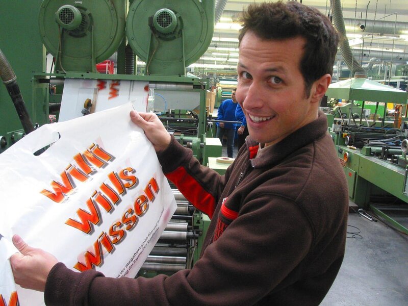 Willi Weitzel bei der Firma thermo-pack: Hier erfährt er, wie seine „Willi wills wissen“-Plastiktüte hergestellt wird. – Bild: BR/​megaherz gmbh
