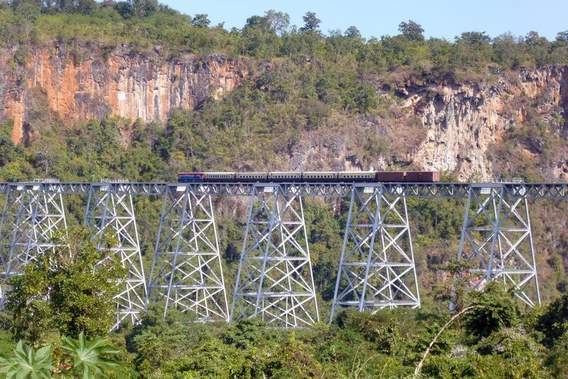 Gok Hteik Viadukt mit einer Höhe von fast 111 Metern der Stolz der Myanma Railways. – Bild: SWR/​Alexander Schweitzer