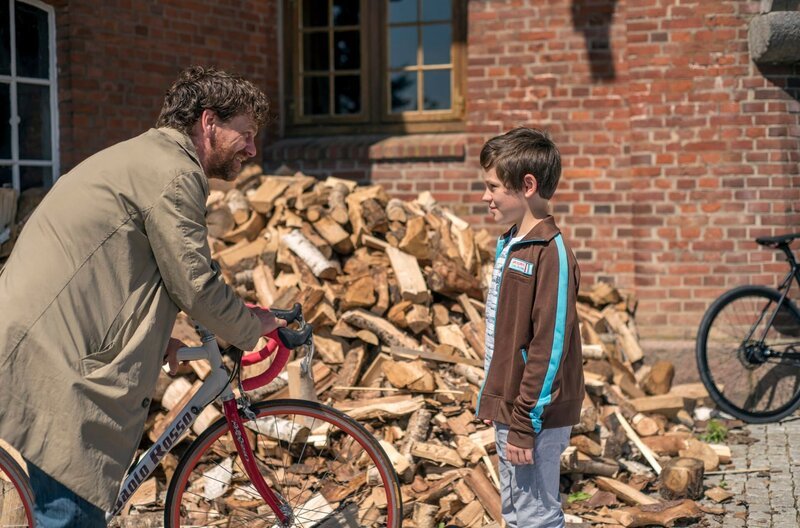 Olaf (Andreas Nickl, l.) will, bevor er sich der Polizei stellt, seinem Sohn Tim (Mikke Rasch, r.) ein lange versprochenes Fahrrad schenken. – Bild: ARD/​Gordon Timpen