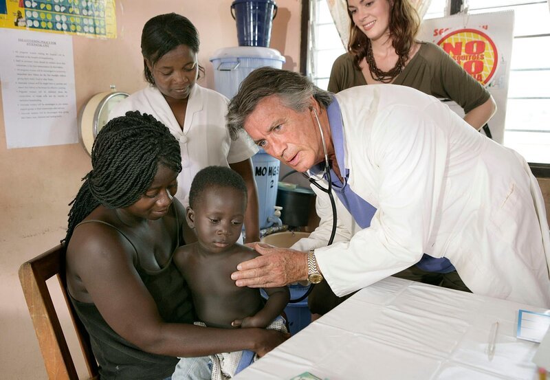 Dr. Olivier Berty (Pierre Brice) untersucht ein kleines Mädchen. Er vermutet, dass sie an multiresistente Tuberkulose leidet – ein Todesurteil in Ghana. Dr. Elena Eichhorn (Cheryl Shepard) wendet sich an Simoni und hofft, dass die Sachsenklinik die Behandlung übernimmt. – Bild: MDR/​MDR/​Thomas Schulze