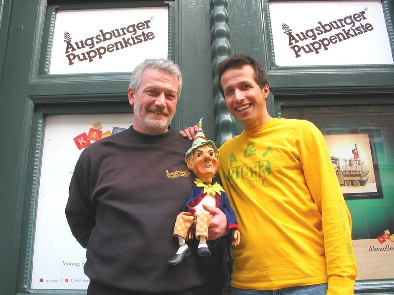Willi (rechts) traf Klaus Marschall, der in 3. Generation das Marionettentheater leitet. – Bild: BR/​megaherz