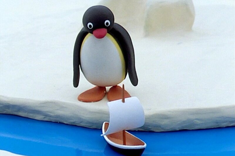 Guetnachtgschichtli Pingu Staffel 4 Folge 11 Pingu und das Boot Pingu lässt sein Spielzeugboot schwimmen. – Bild: SRF/​Joker Inc., d.b.a., The Pygos Group