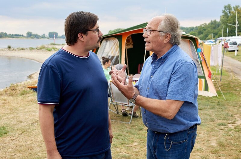 Klaus (Hartmut Volle, r.) kommt zum Zelt seiner Famileie, sein Schwiegersohn Jens (Nikolai Will) darf nicht helfen. – Bild: ARD/​Kai Schulz