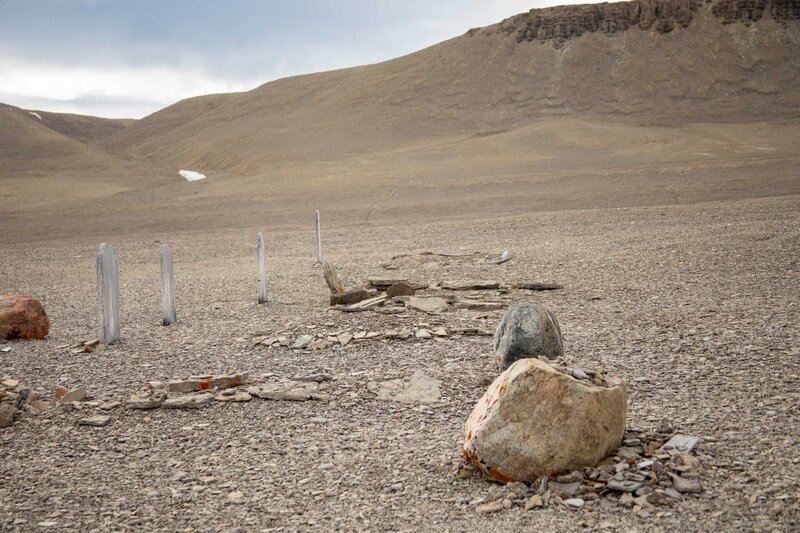 Headstones of members of the Franklin Expedition, and one rescuer, who perished on Beechy Island on Erebus and Terror Bay, Devon Island, Nunavut, Canada. – Bild: Shutterstock /​ karenfoleyphotography