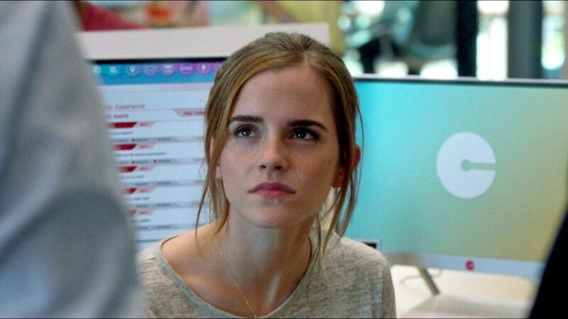 Mae Holland (Emma Watson) hat einen Job bei dem weltweit dominierenden Internet-Unternehmen „Circle“ ergattert. – Bild: Super RTL