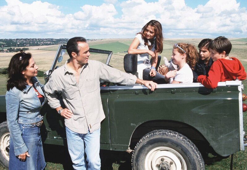 Ich heirate eine Familie: Landschaftsarchitekt Philip (Hannes Jaenicke) hat sich in Pia (Simone Thomalla, li.) verliebt und hat sich damit deren Kinder eingehandelt: Lea (Pamela Marquard, 3. v. re.), Marvin (Nicolas Kwasniewski, 2. v. re.), Kaya (Sarah Alles) und Tobias (Valentin Tornow). – Bild: ARD/​Degeto/​Christiane Pausch