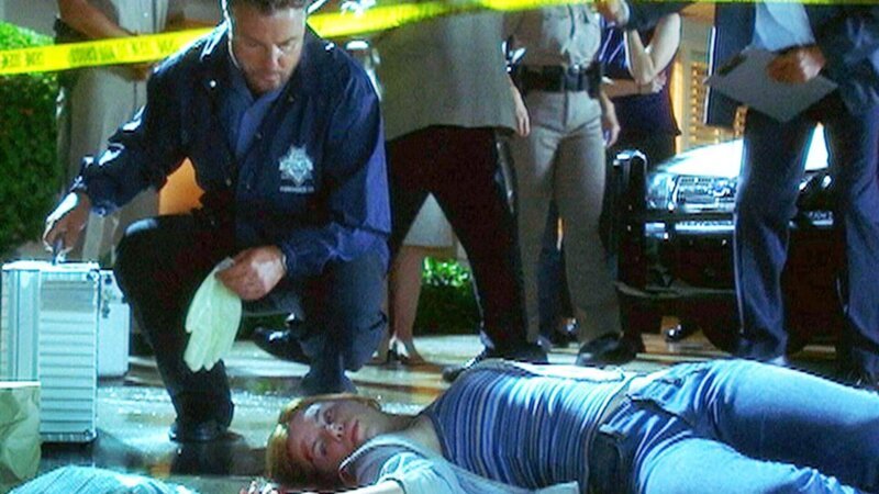 Suzanna (Jeanette Brox) wollte sich der Polizei nicht anvertrauen. Jetzt kann ihr Grissom (William Petersen) nicht mehr helfen: sie ist tot. – Bild: TVNOW /​ CBS