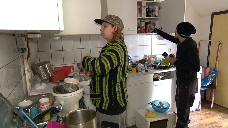 Klaudia und Alex putzen die Wohnung – Bild: RTLZWEI