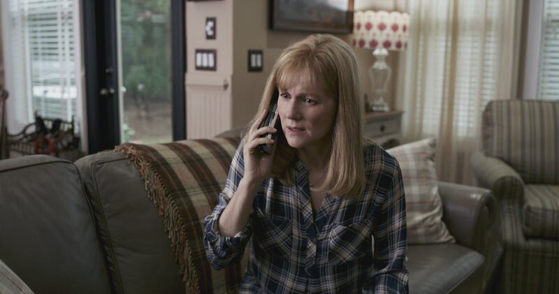 Lorrie Sullenberger (Laura Linney) kann nur mit ihrem Mann telefonieren, so lange der in New York bleiben muss. – Bild: Warner Bros. Lizenzbild frei Lorrie Sullenberger (Laura Linney) kann nur mit ihrem Mann telefonieren, so lange der in New York bleiben muss. – Bild: Warner Bros. Lizenzbild frei