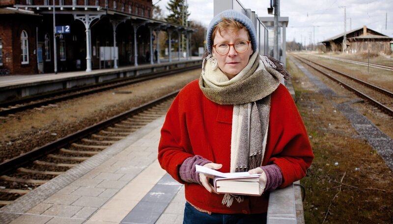 Der Schriftsteller Uwe Johnson (1934–1984) hat sich mit deutscher Geschichte und ihrer Gegenwart auseinandergesetzt. Mit Texten von Johnson bereist Filmemacher Volker Koepp die biografischen und literarischen Landschaften des Schriftstellers, trifft Menschen, die von ihrem Leben und ihren Erinnerungen, vom Ausharren an den Orten ihrer Herkunft, vom Gehen und Bleiben und von Uwe Johnson erzählen. – Judith Zander Anklam. – Bild: rbb/Vineta Film Der Schriftsteller Uwe Johnson (1934–1984) hat sich mit deutscher Geschichte und ihrer Gegenwart auseinandergesetzt. Mit Texten von Johnson bereist Filmemacher Volker Koepp die biografischen und literarischen Landschaften des Schriftstellers, trifft Menschen, die von ihrem Leben und ihren Erinnerungen, vom Ausharren an den Orten ihrer Herkunft, vom Gehen und Bleiben und von Uwe Johnson erzählen. – Judith Zander Anklam. – Bild: rbb/Vineta Film