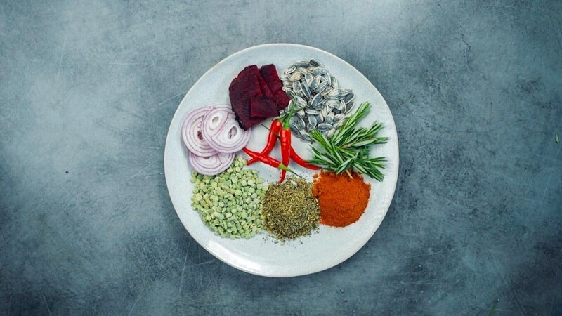 Um Geschmack und Textur von Fleisch zu erreichen, setzten Hersteller auf eine Mischung verschiedener pflanzlicher Produkte. – Bild: ORF