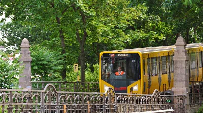 Die U-Bahn der Linie U2 auf dem Weg in den Untergrund. Die Strecke gehört zu den ersten U -Bahnlinien Berlins. – Bild: BR/​SWR