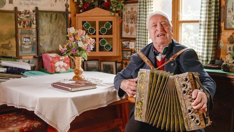 Zeit ist hier das wertvollste Gut, und wer das verstehen will, muss eine Weile hier oben verbracht haben. Simon Riedl, Tausendsassa und Radiomuseumbetreiber mit seiner Ziehharmonika. – Bild: Michael Weinmann / ORF / ORF/Michael Weinmann Zeit ist hier das wertvollste Gut, und wer das verstehen will, muss eine Weile hier oben verbracht haben. Simon Riedl, Tausendsassa und Radiomuseumbetreiber mit seiner Ziehharmonika. – Bild: Michael Weinmann / ORF / ORF/Michael Weinmann