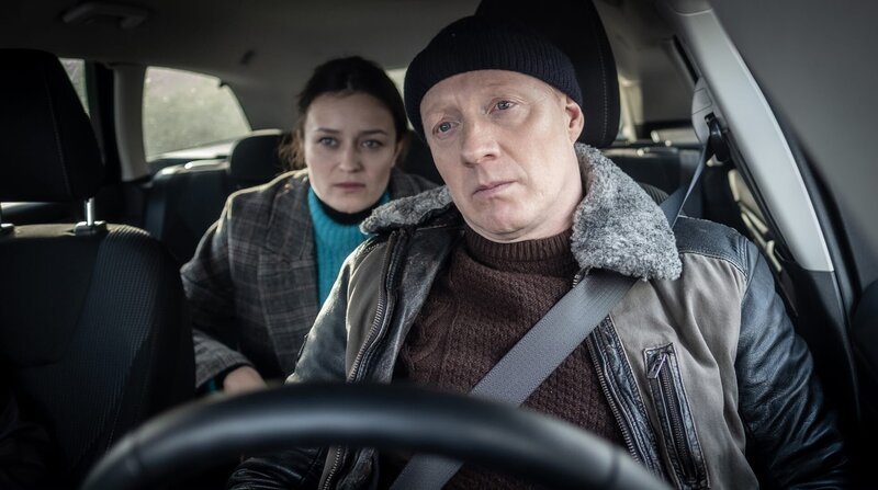 Die Ermittlerin Lisa (Tinka Fürst) und ihr Kollege Eric (Simon Schwarz) haben sehr gegensätzliche Herangehensweisen. – Bild: ZDF und ARD Degeto/Boris Laewen. Die Ermittlerin Lisa (Tinka Fürst) und ihr Kollege Eric (Simon Schwarz) haben sehr gegensätzliche Herangehensweisen. – Bild: ZDF und ARD Degeto/Boris Laewen.