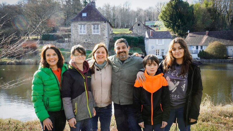 Auf und davon Schweizer Auswanderer – Wiedersehen in Kanada und Frankreich Folge 1 Mona Vetsch (l.) mit Familie Almeida auf ihrem Grundstück. 2023 – Bild: SRF
