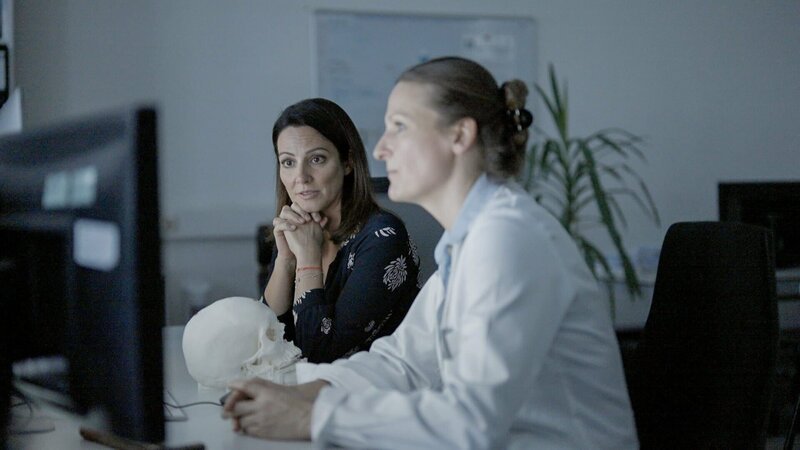 Lisa Gadenstätter (links) hat Gerichtsmedizinerin Sarah Heinze einen Tag lang an der Medizinischen Uni Graz begleitet. – Bild: ORF, BFilm / ORF / BFilm Lisa Gadenstätter (links) hat Gerichtsmedizinerin Sarah Heinze einen Tag lang an der Medizinischen Uni Graz begleitet. – Bild: ORF, BFilm / ORF / BFilm