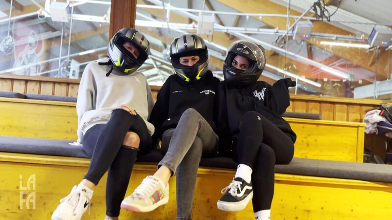 Für Sara, Fabia und Melina geht es heute auf die Kartbahn. Ob Melina schneller fährt als Max Bornmann? – Bild: RTL Zwei