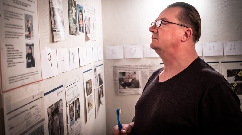 Wallat (Peter Kurth) taucht in frühere Fälle ein. – Bild: ZDF und ARD Degeto/​Boris Laewen.