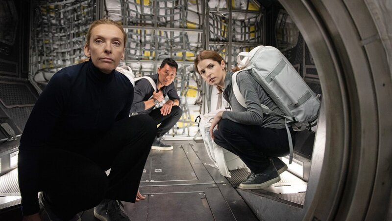 Drei Astronauten (Toni Collette, li., Daniel Dae Kim, Anna Kendrick, re.) starten zur 42. Mission auf den Mars, in zwei Jahren sollen sie zurück sein. – Bild: RTLZWEI