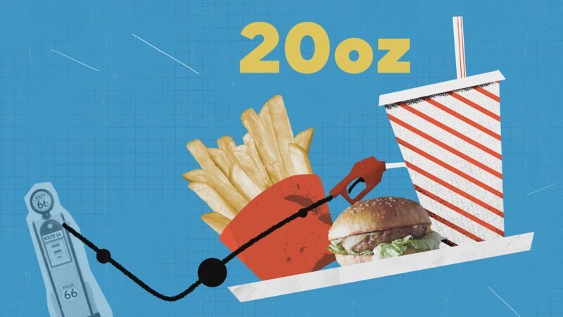 Im Laufe der Zeit wuchs nicht nur die Zahl der Kundschaft an, auch die servierten Fastfood Portionen wurden immer größer. Zum Beispiel hat sich die Größe der Softdrinks über die Jahre verdreifacht. – Bild: SRF/​ 2021 HISTORY BY NUMBERS (SALOON) PRODUCTIONS INC.