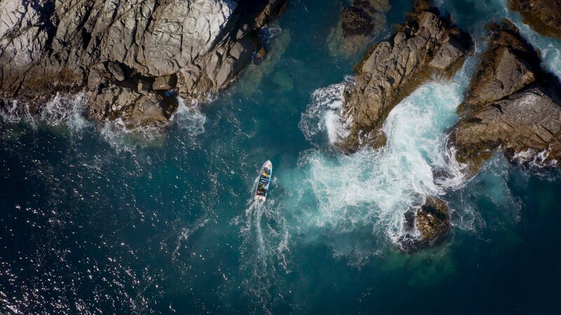 Drone – rocky coast – Bild: SRF/​Fremantle