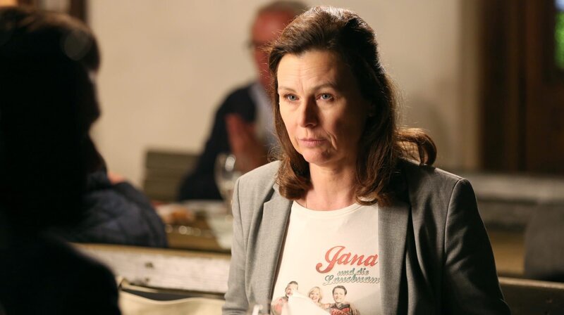 Nicole Sturm (Bettina Mittendorfer) trägt ein Bandshirt von „Jana & die Lausbuam“. – Bild: ARD Degeto/​Allegro Film/​Stefan Haring